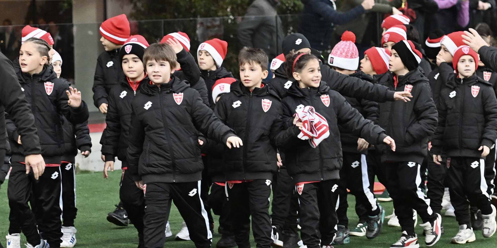 Natale in famiglia: il mondo biancorosso sfila in campo 