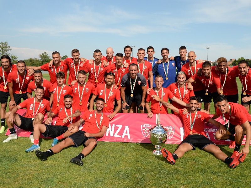 CEO Galliani gives Championship Cup and